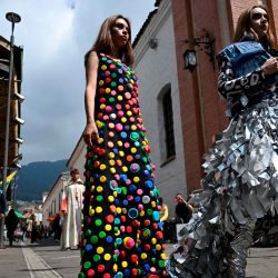 Modelos presentan creaciones realizadas con material reciclado y residuos aprovechables durante el evento de moda y sostenibilidad “El Centro Vive Sostenible” en Bogotá. Foto de Raúl ARBOLEDA / AFP | Foto:AFP
