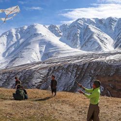 Niños afganos vuelan cometas en la cima de una colina en Badakhshan. Foto de OMER ABRAR / AFP | Foto:AFP