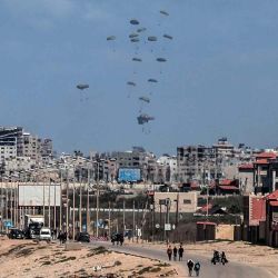Se lanzan paracaídas sujetos a paquetes de ayuda humanitaria sobre la ciudad de Gaza. Foto de AFP | Foto:AFP