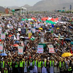 Los yemeníes levantan pancartas y banderas de Palestina mientras marchan en Saná, la capital gobernada por los hutíes. Foto de MOHAMMED HUWAIS / AFP | Foto:AFP