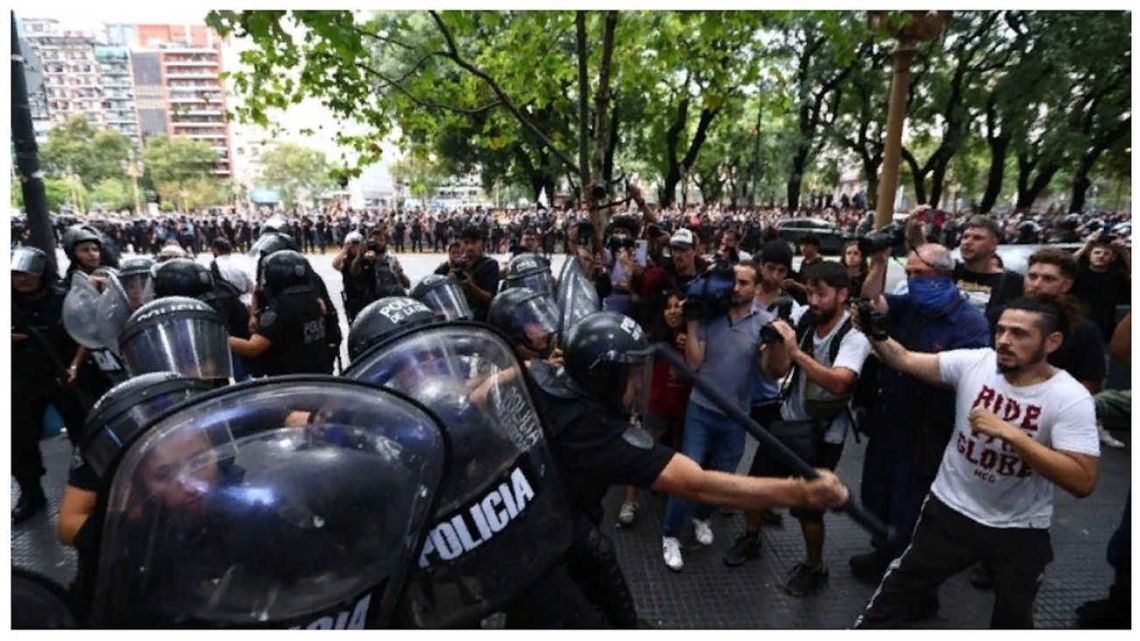 Police clash with demonstrators protesting against cutbacks to the cinema industry.