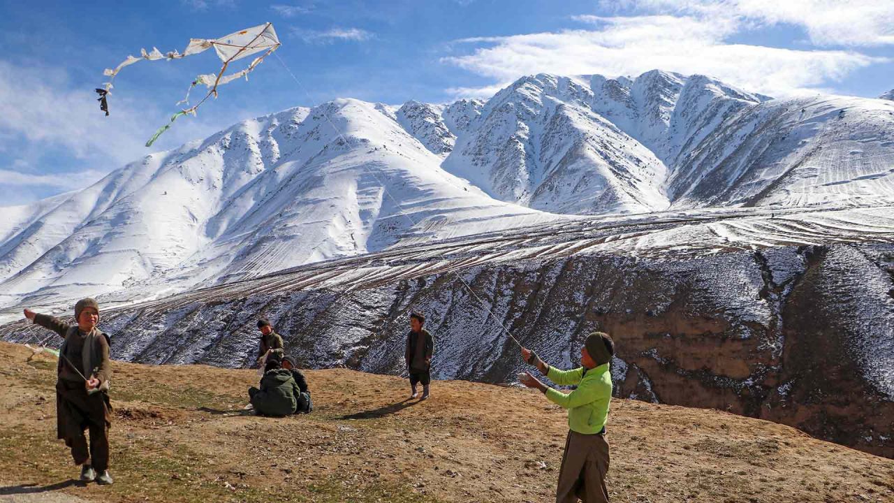 Niños afganos vuelan cometas en la cima de una colina en Badakhshan. Foto de OMER ABRAR / AFP | Foto:AFP