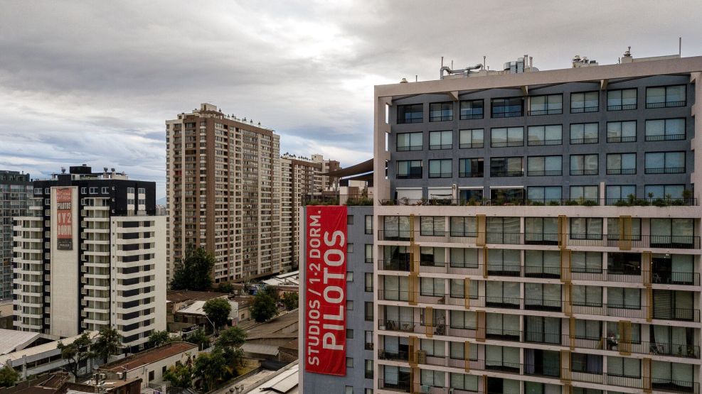 Exceso de departamentos: la crisis que golpea a la industria inmobiliaria en Chile
