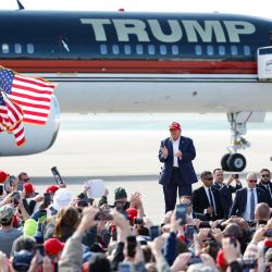 El ex presidente de Estados Unidos y candidato presidencial republicano Donald Trump hace un gesto cuando llega a un mitin del PAC Buckeye Values en Vandalia, Ohio. | Foto:KAMIL KRZACZYNSKI / AFP