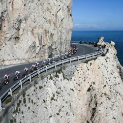 El grupo recorre Capo Noli durante la 115ª carrera ciclista clásica de un día Milán-SanRemo, entre Pavía y SanRemo. | Foto:MARCO BERTORELLO / AFP
