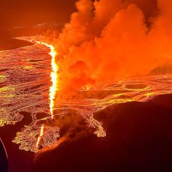 Esta fotografía publicada por la Guardia Costera de Islandia muestra nubes de humo y lava saliendo de una nueva fisura durante una nueva erupción volcánica en las afueras de la ciudad evacuada de Grindavik, en el oeste de Islandia. | Foto:HANDOUT / Guardia Costera de Islandia / AFP