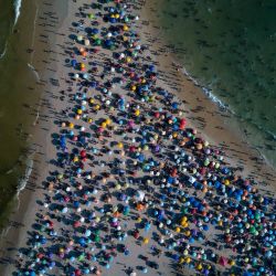 Vista aérea de personas disfrutando de la playa Recreio dos Bandeirantes en medio de una ola de calor en Río de Janeiro, Brasil. | Foto:TERCIO TEIXEIRA / AFP