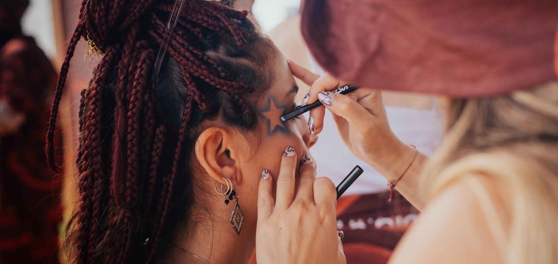 Colores vibrantes y estilo gráfico: los looks de maquillaje que rockearon en Lollapalooza
