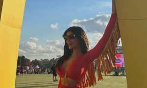 Charlotte Caniggia impresionó con un traje rojo con flecos en su paso por el Lollapalooza