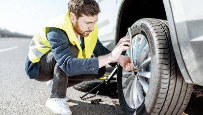 Los neumáticos pueden sufrir roturas durante un viaje. Es por eso que tener cierta noción de cómo remover la cubierta dañada puede ayudarnos a continuar el trayecto.