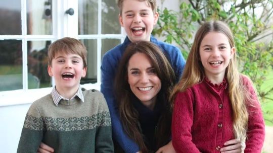 Hubo retoques en la foto de Kate Middleton y sus hijos