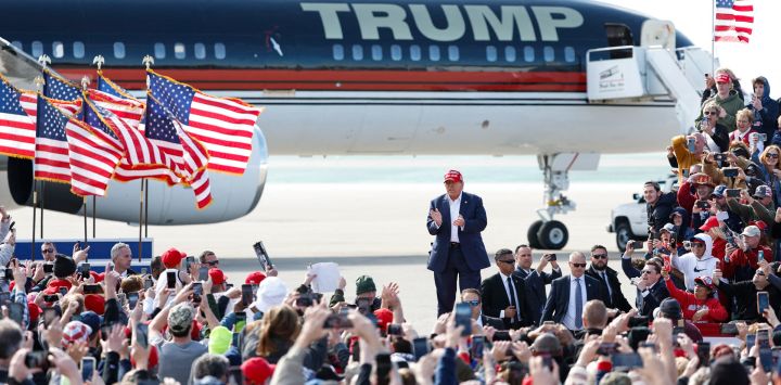 El ex presidente de Estados Unidos y candidato presidencial republicano Donald Trump hace un gesto cuando llega a un mitin del PAC Buckeye Values en Vandalia, Ohio.