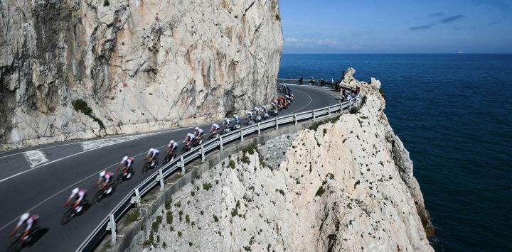 El grupo recorre Capo Noli durante la 115ª carrera ciclista clásica de un día Milán-SanRemo, entre Pavía y SanRemo.
