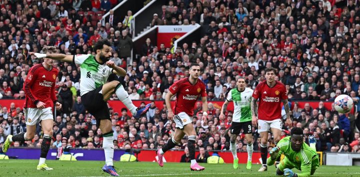 El delantero egipcio del Liverpool Mohamed Salah dispara para marcar su segundo gol durante el partido de fútbol de los cuartos de final de la Copa FA inglesa entre Manchester United y Liverpool en Old Trafford en Manchester, noroeste de Inglaterra.