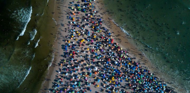 Vista aérea de personas disfrutando de la playa Recreio dos Bandeirantes en medio de una ola de calor en Río de Janeiro, Brasil.