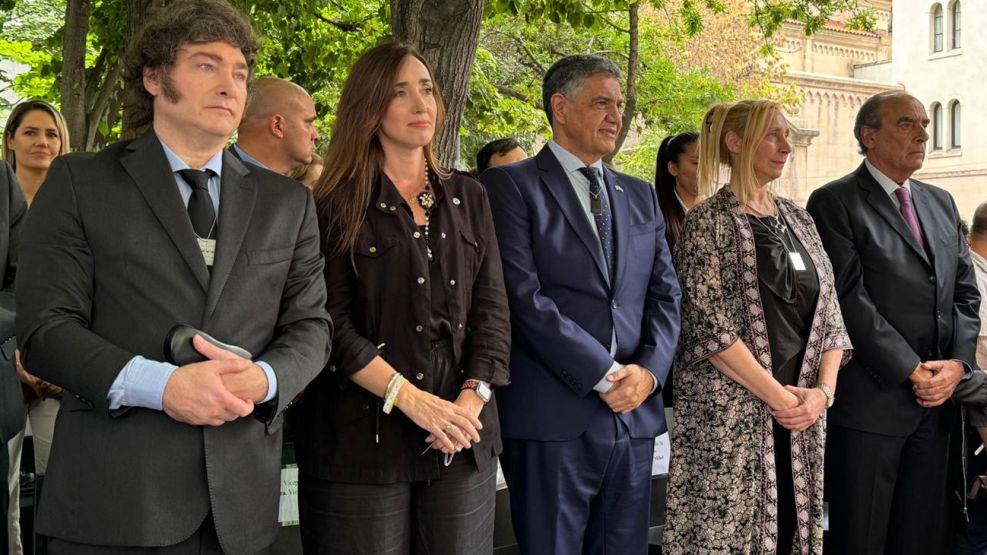 El Presidente Javier Milei participa del acto en homenaje a las víctimas del atentado a la Embajada de Israel.