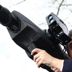El ministro francés de Interior y Ultramar, Gerald Darmanin, sostiene un arma antidrones después de asistir a una demostración del sistema de seguridad durante el viaje de la llama olímpica, en Beynes, al oeste de París. | Foto:EMMANUEL DUNAND / AFP