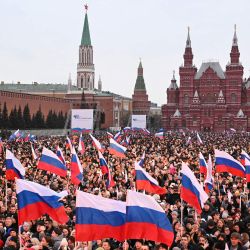 La gente asiste a una manifestación y a un concierto para celebrar el décimo aniversario de la anexión de Crimea por parte de Rusia, en la Plaza Roja de Moscú. | Foto:NATALIA KOLESNIKOVA / AFP