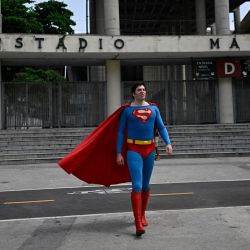Leonardo Muylaert, de 36 años, conocido como el Superman brasileño, camina frente al estadio Maracaná de Río de Janeiro, Brasil. | Foto:MAURO PIMENTEL/AFP