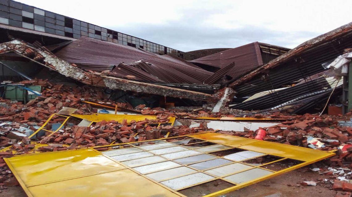 Video: a hail storm and hurricane-force winds caused roofs to blow off, evacuees to be evacuated, and airplanes to overturn