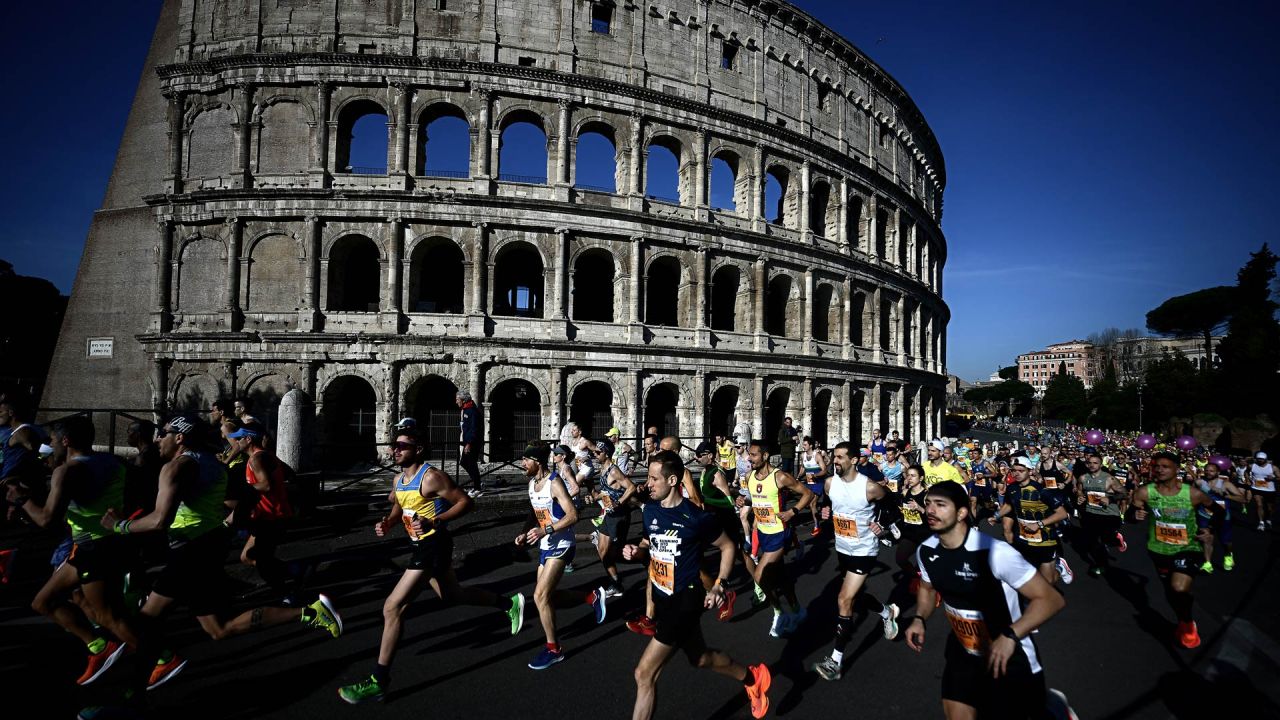 Competidores corriendo por el Coliseo, durante el Maratón de Roma en Roma, Italia. | Foto:FILIPPO MONTEFORTE / AFP