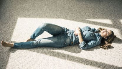 Diversos especialistas recomiendan tumbarse sobre el suelo como una manera de desconectarse. 