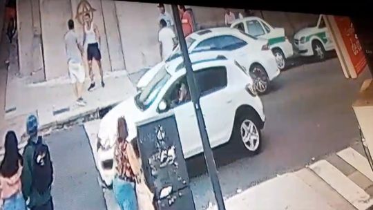 Video | Brutal pelea por un incidente de tránsito: un personal trainer noqueó a un odontólogo y terminó preso