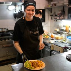 La cheff Agustina Bovi posa para una fotografía en la cocina del pequeño restaurante vegano Yedra, donde trabaja en Buenos Aires el 12 de marzo de 2024.