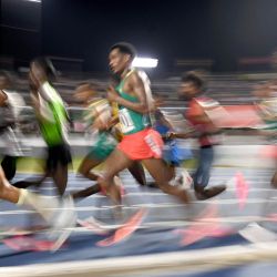 Los atletas compiten en la final masculina de 10.000 m durante los XIII Juegos Africanos en el estadio de la Universidad de Ghana en Accra. | Foto:Monirul Bhuiyan / AFP