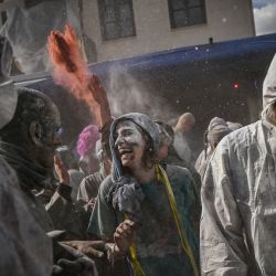 Los juerguistas participan en la tradicional "Guerra de la Harina" en la ciudad de Galaxidi, Grecia central. | Foto:ARIS MESSINIS / AFP