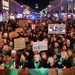 Los manifestantes exhiben pancartas durante una marcha y manifestación pidiendo el derecho al aborto en Varsovia, Polonia. | Foto:Sergei Gapon / AFP