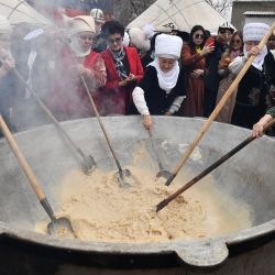 Los participantes cocinan el plato tradicional 'Sumulyk' durante las celebraciones del Nowruz (Año Nuevo) en Bishkek. Nowruz, "El Año Nuevo" en farsi, es un antiguo festival que marca el primer día de la primavera en Asia Central. | Foto:VYACHESLAV OSELEDKO / AFP