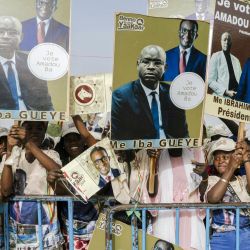 Los partidarios sostienen carteles ante una reunión de campaña de Amadou Ba, candidato del partido Alianza por la República (APR), designado por el ex presidente para las elecciones presidenciales, en Diourbel, Senegal. | Foto:Carmen Abd Ali / AFP