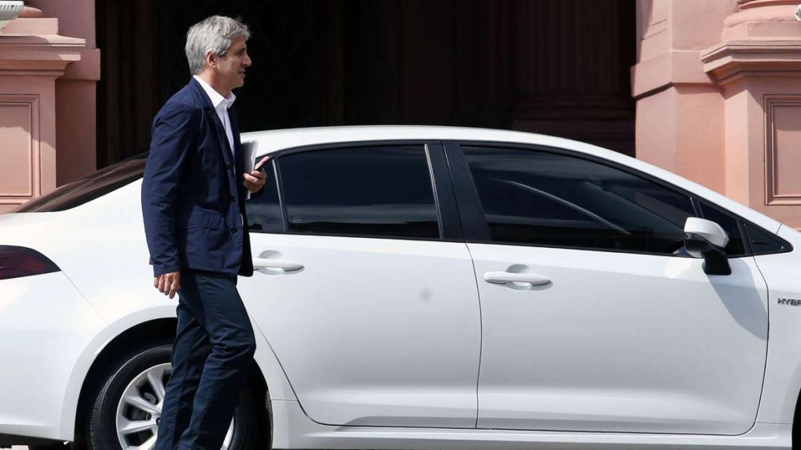 Luis Caputo va a la Rural para reunirse con la mesa de enlace que sigue esperando la baja de retenciones