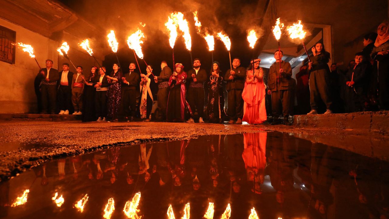 Los kurdos sirios marchan con antorchas durante la celebración del Nowruz, el Año Nuevo persa, en la ciudad de Qamishli, de mayoría kurda, en la provincia de Hasakeh, en el noreste de Siria. El Año Nuevo persa es una antigua tradición zoroástrica celebrada por iraníes y kurdos. que coincide con el equinoccio de primavera y se calcula según el calendario solar. | Foto:DELIL SOULEIMAN / AFP