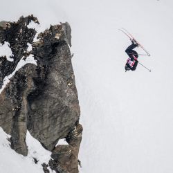 El esquiador francés Oscar Mandin compite durante la final del Freeride World Tour Verbier Xtreme en la montaña Bec de Rosses, sobre la estación de Verbier en los Alpes suizos. | Foto:FABRICE COFFRINI / AFP