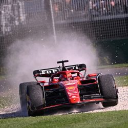 El piloto de Ferrari, Charles Leclerc, pierde el control de su coche durante la segunda sesión de entrenamientos libres del Gran Premio de Australia de Fórmula Uno en el circuito Albert Park de Melbourne. | Foto:William West / AFP
