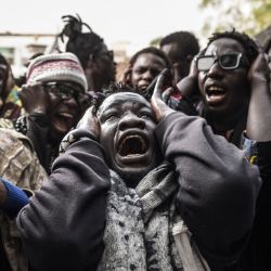 Los seguidores de Baye Fall cantan durante una celebración mientras regresan de la Gran Mezquita de Touba a la casa del jeque Ndiguel Fall, un morabito local. Baye Fall es una secta musulmana senegalesa y una rama de la hermandad Mouride. | Foto:MARCO LONGARI / AFP