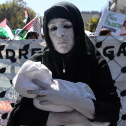Una mujer participa en una manifestación en apoyo al pueblo palestino, en Santiago, capital de Chile. | Foto:Xinhua/Jorge Villegas