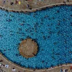 Una vista aérea muestra a los bañistas en las piscinas del Sesc Belenzinho en medio de una ola de calor en Sao Paulo, Brasil. | Foto:MIGUEL SCHINCARIOL / AFP