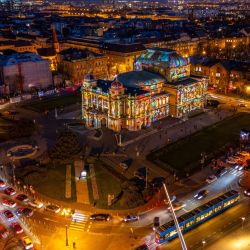 Vista aérea tomada con un dron del Teatro Nacional de Croacia iluminado durante el Festival de las Luces, en Zagreb, Croacia. | Foto:Xinhua/Igor Kralj/PIXSELL