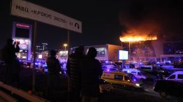 Crocus City Hall en llamas tras el tiroteo en Krasnogorsk, en las afueras de Moscú
