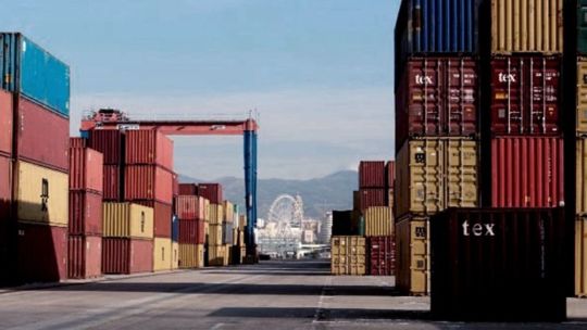 La balanza comercial acumula 17 meses de superávit, pero advierten que podría reducirse a la mitad este año