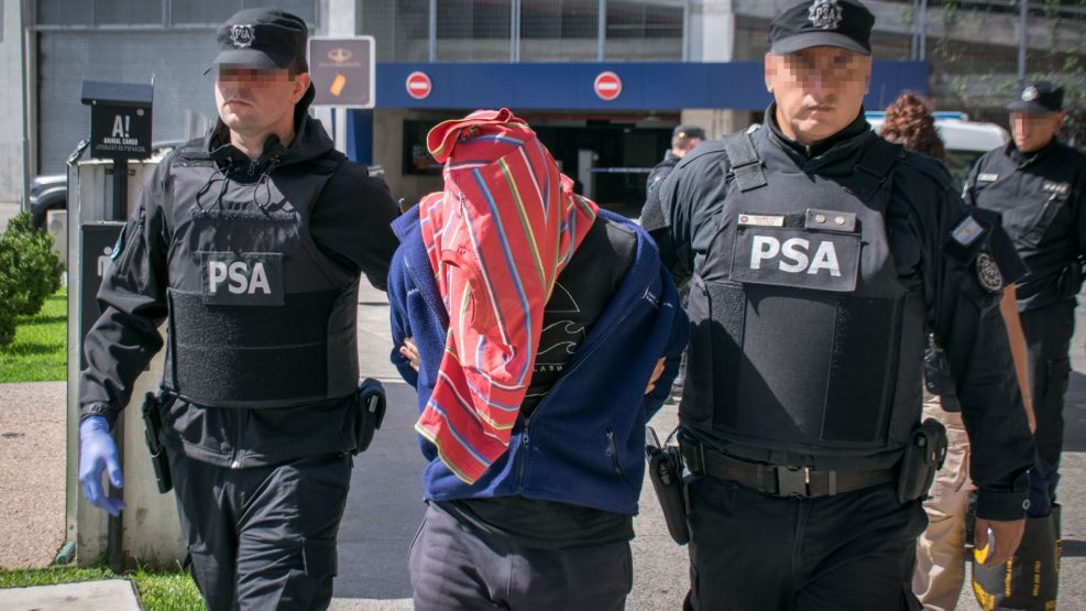 La Policía de Seguridad Aeroportuaria detuvo a ocho personas en la operación "Boarding Pass" que traficaban cocaína desde Ezeiza a Europa.