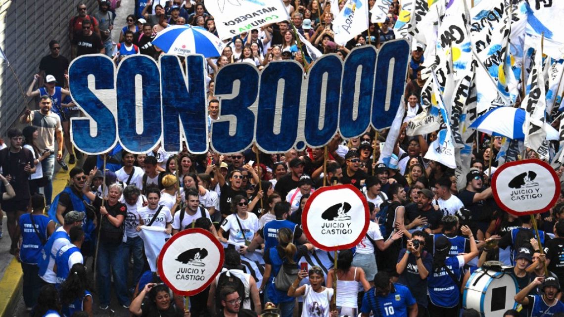 Multitudinaria marcha por el aniversario del golpe militar en Plaza de ...