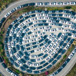 Coches eléctricos nuevos a la venta estacionados en un centro de distribución de la empresa automovilística Changan en el municipio de Chongqing, en el suroeste de China. | Foto:AFP