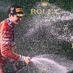 El piloto español del ganador de Ferrari, Carlos Sainz Jr, y el piloto británico de McLaren, que quedó en tercer lugar, Lando Norris, celebran en el podio después del Gran Premio de Australia de Fórmula Uno en el circuito Albert Park de Melbourne. | Foto:WILLIAM WEST / AFP
