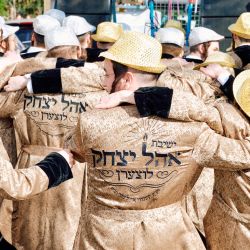 Los residentes bailan mientras celebran la festividad judía de Purim en el barrio judío ortodoxo de Stamford Hill, en el norte de Londres. | Foto:BENJAMIN CREMEL / AFP