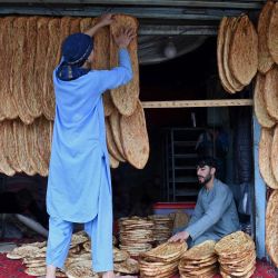 Los vendedores de pan esperan a los clientes en un hotel de carretera en Quetta, Pakistán. | Foto:BANARAS KHAN / AFP