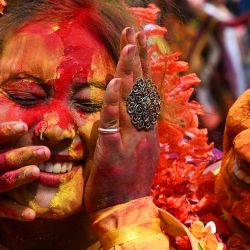 Mujeres untadas con 'Gulal' mientras celebran Holi, el festival hindú de colores de primavera, en Calcuta, India. | Foto:DIBYANGSHU SARKAR / AFP